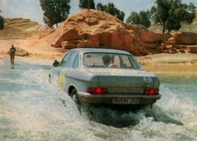 Angenehm kühl aber nicht ungefährlich sind die vielen Furten, die stellenweise so tief sind, dass sie nur mit viel Schwung durchfahren werden können - NSU RO 80 kontra Citroën DS 21 im hobby Super-Test in Afrika