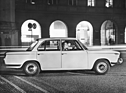 BMW 1500 (1962) - Paar im Abendverkehr unterwegs