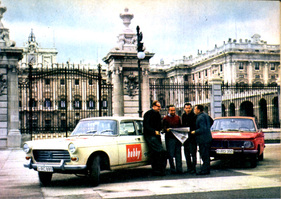 BWM 1500 kontra Peugeot 404 - Lagebesprechung in Madrid, die beiden Testwagen haben gut durchgehalten