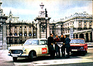 BWM 1500 kontra Peugeot 404 - Lagebesprechung in Madrid, die beiden Testwagen haben gut durchgehalten