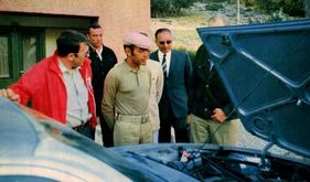 Bisher kannten wir König Hassan II. von Marokko nur von Briefmarken. Jetzt erlebten wir ihn als Autofachmann und begeisterten Sportfahrer am Steuer der hobby-Testwagen - NSU RO 80 kontra Citroën DS 21 im hobby Super-Test in Afrika Bisher kannten wir König Hassan II. von Marokko nur von Briefmarken. Jetzt erlebten wir ihn als Autofachmann und begeisterten Sportfahrer am Steuer der hobby-Testwagen - NSU RO 80 kontra Citroën DS 21 im hobby Super-Test in Afrika