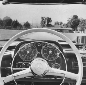 Mercedes-Benz 190 SL (1956) - Am Lenkrad des 190 SL Mercedes-Benz 190 SL (1956) - Am Lenkrad des 190 SL