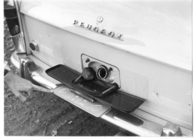 Peugeot 404 (1961) - Benzineinfüllstutzen hinter Nummernschild