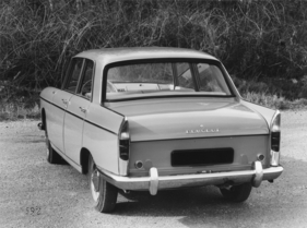 Peugeot 404 (1961) - Heckansicht schräg von der Seite
