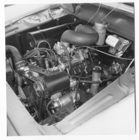 Peugeot 404 (1961) - Zündkopf, Zündverteiler, Lichtmaschine Spule und Anlasser liegen für Unterhaltsarbeiten offen da, der Oeleinfüllstutzen ist gut zugänglich