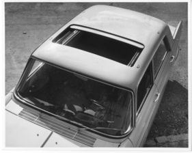 Peugeot 404 (1961) - mit offenem Schiebedach - die Oeffnung ist so gewählt, dass wenig Zugluft und Luftschwingungen entstehen