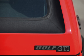 VW Golf GTI (1980) - das GTI-Schild am Heck, ebenfalls sichtbar die schwarze Einfassung der Heckscheibe, die GTI-spezifisch war