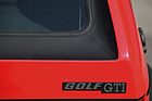 VW Golf GTI (1980) - das GTI-Schild am Heck, ebenfalls sichtbar die schwarze Einfassung der Heckscheibe, die GTI-spezifisch war